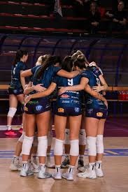 [@footballontnt] #MUFC 来源：Stretford Paddock🚨🎙️鲁本·阿莫里姆谈及与利兹联的 rivalry：俱乐部每个人都在谈论这个话题，但我必须专注于如何在赛场内帮助球员。